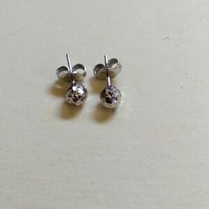 18k white gold stud earrings